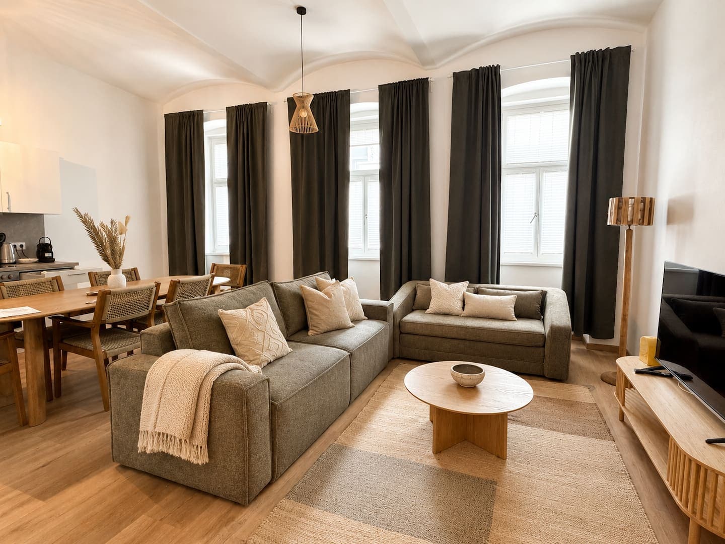 Hell und modern möbliertes Wohnzimmer eines Property-Partners-Apartments in Wien