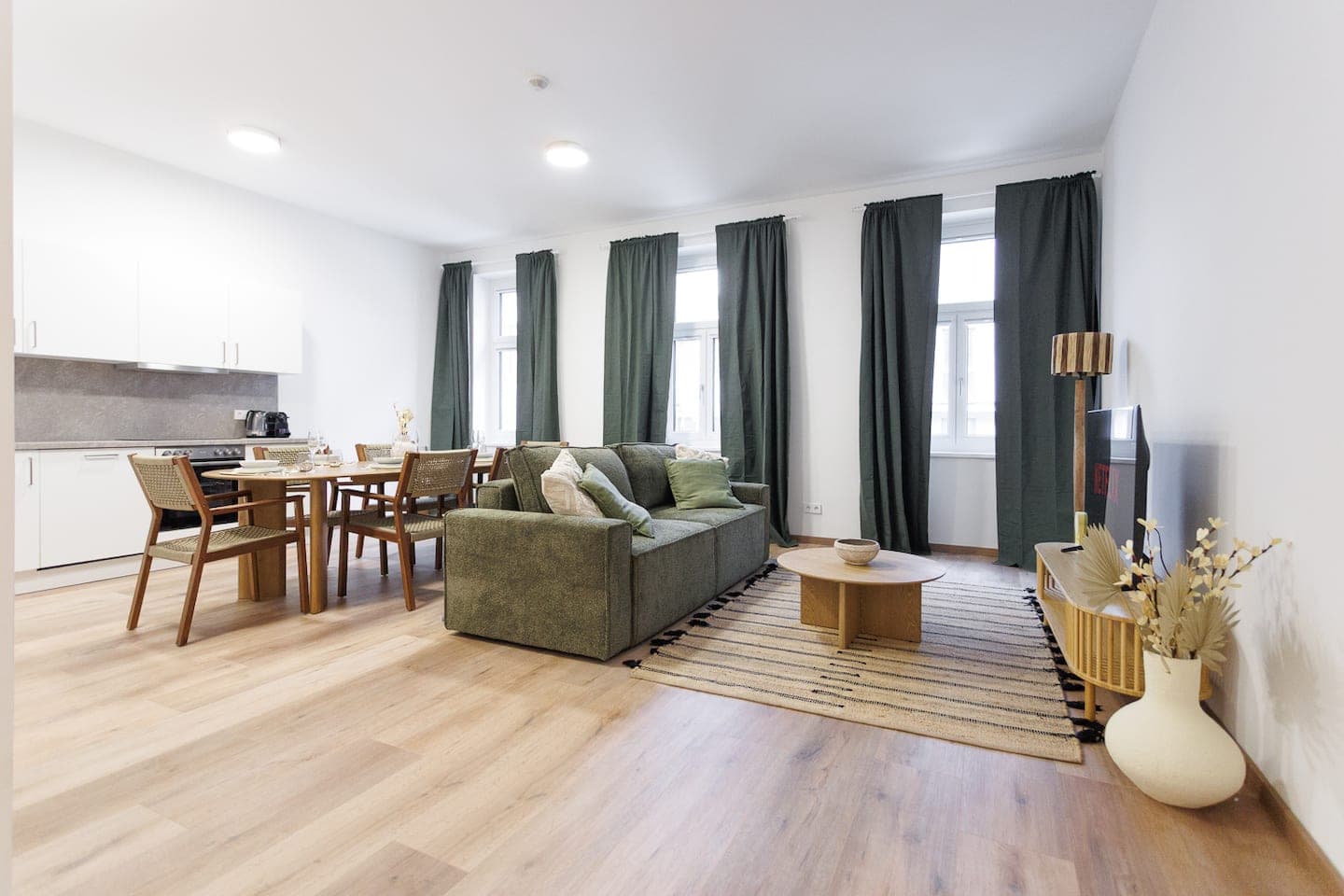 Helles, offenes Wohn- und Esszimmer eines von Property Partners verwalteten Apartments in Wien